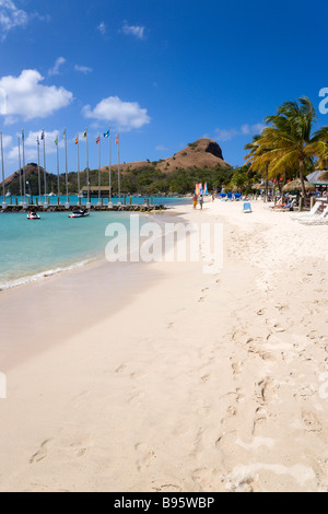 WEST INDIES Caraibi St Lucia Gros Islet Rodney Bay spiaggia sabbiosa di persone al Sandals Grande St Lucian con Pigeon Island oltre Foto Stock