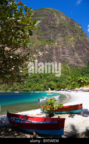 WEST INDIES Caraibi St Lucia Soufriere Val des Pitons spiaggia di sabbia bianca a persiana Plantation Resort Hotel. Petit Piton Foto Stock