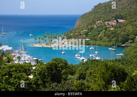 WEST INDIES Caraibi St Lucia Castries Marigot Bay Harbor Yachts ad ancorare la e lussureggiante vallata circostante e piccola spiaggia Foto Stock