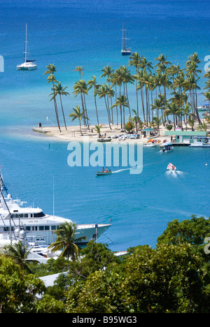 WEST INDIES Caraibi St Lucia Castries Marigot Bay Yacht al di ancoraggio da palme da cocco alberata di spiaggia Beach Club dal porto Foto Stock