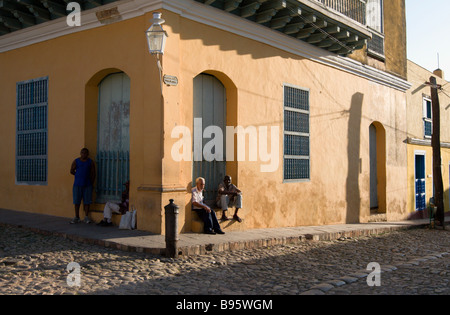 Un gruppo di uomini seduti in un angolo di strada in Trinidad, Cuba Foto Stock