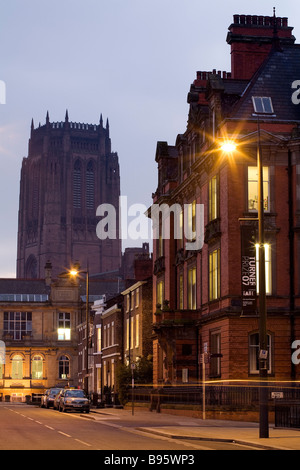 Regno Unito, Liverpool, Hope Street con la Cattedrale Anglicana in background Foto Stock