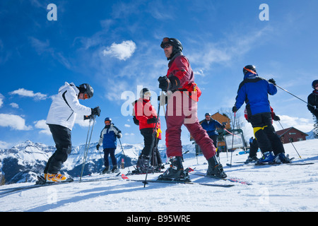 Stati Uniti Colorado Telluride gruppo di appassionati di sci sulla neve in procinto di scendere dalla montagna. Foto Stock