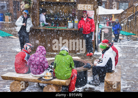 Stati Uniti Colorado Telluride sciatori al bar esterno nella neve. Foto Stock