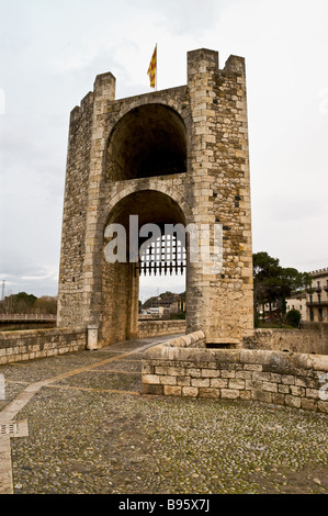 Pont Vell de Besalú, xi secolo ponte sopra il fiume Fluvià. Besalú, provincia di Girona, in Catalogna, Spagna. Foto Stock