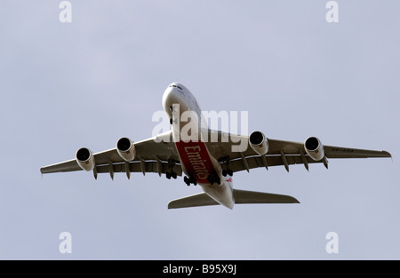 Emirates Airways nuovo Airbus A380 di lungo raggio degli aerei di passeggeri si prepara a terra presso l'aeroporto di Heathrow Foto Stock