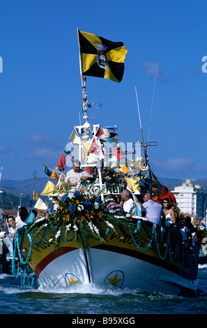 Un peschereccio che partecipano nella colorata Romaria de Nossa Senhora d'Agonia festeggiamenti a Viana do Castelo, Portogallo Foto Stock