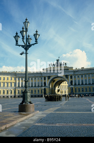 Russia, San Pietroburgo, l'Eremo. Soldati sul lato meridionale della piazza del palazzo con il generale dello Staff edificio archway dietro. Foto Stock