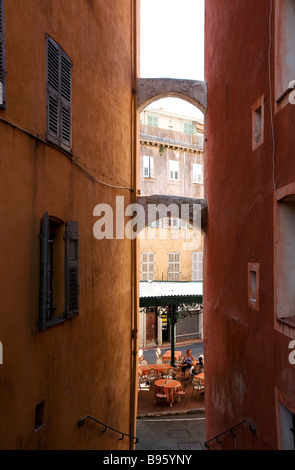 Francia, Alpes Martimes, Grasse, Escaliers Vieille, scale che portano dalla Place du Petit Puy a Place de la Poissonnerie Foto Stock