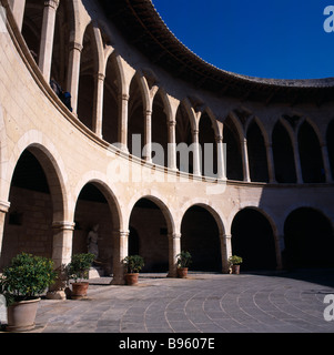 Spagna Isole Baleari Maiorca Palma. Svuotare il castello di Bellver cortile interno con archi e statua Foto Stock