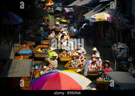 Mercato Galleggiante di Damnoen Saduak Provincia 60 miglia a chilometri di Bangkok in Thailandia Foto Stock