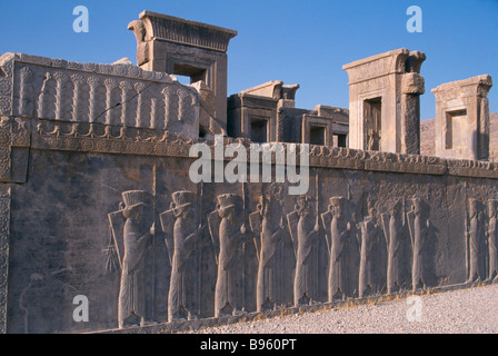 IRAN Sud Medio Oriente Persepolis quinto secolo A.C. Achemenide complesso palazzo Xerxes parete palazzo di pietra a rilievo di delegati Foto Stock