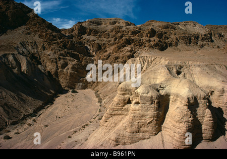 Israele Cisgiordania Qumran vista grotte di roccia erosa canyon dove i rotoli del Mar Morto sono stati trovati Foto Stock