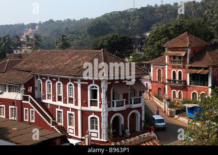 India Goa Panaji Panjim street scene portugese architettura coloniale. Foto Stock