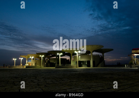 Vista di notte di Kikar Atarim complesso quadrato di Tel Aviv, Israele Foto Stock