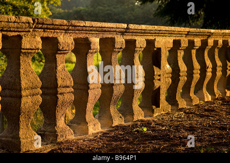 Francia, Haute Vienne, Limousin, Nedde, pietra balaustra in Nedde castello Foto Stock