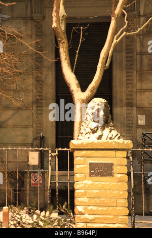 Samuel Pepys monumento in Seething Lane Garden City di Londra Inghilterra 2009 Foto Stock