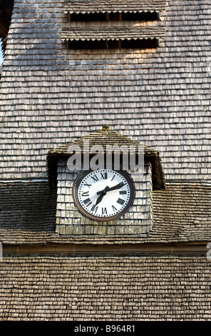 Francia, Haute Vienne, Limousin, Nedde, chiesa torre dell'orologio e legno-piastrellate (herpes zoster) coperture Foto Stock