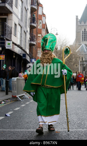 St Patrick che cammina per le strade di Dublino Dublino il giorno di San Patrizio 2009 Foto Stock