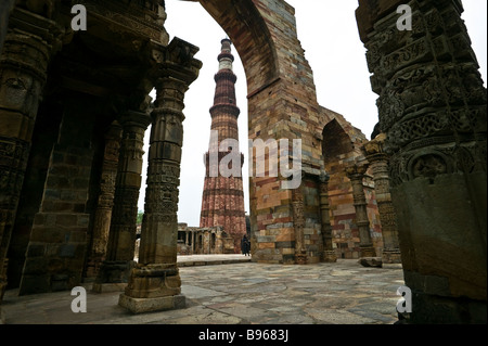 Qutb Minar, il più alto in mattoni e pietra minareto in tutto il mondo, a Delhi, India Foto Stock