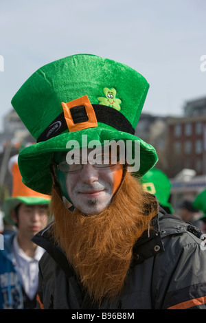 Il polacco residente Paolo vestito come leprechaun per il Dublin st Patrick s Day parade Foto Stock