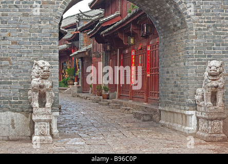 Bel vecchio arco di pietra trovata a Lijiang vecchia, Yunnan, Cina Foto Stock