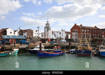 Vista attraverso il molo dei pescatori verso la cattedrale, in Portsmouth città vecchia Foto Stock