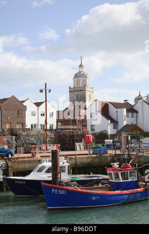 Vista attraverso il molo dei pescatori verso la cattedrale, in Portsmouth città vecchia Foto Stock