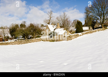 Un cottage in inverno la neve al villaggio Costwold del Medio Duntisbourne, Gloucestershire Foto Stock