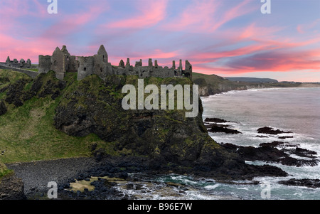 Dunluce Castle, North Antrim Coast, County Antrim, Irlanda del Nord Foto Stock