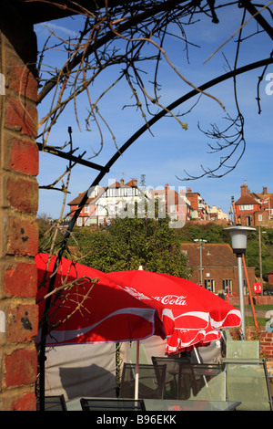 Red cafe parasol e segala town East Sussex England Foto Stock