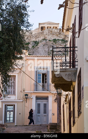 Guardando le vecchie del XIX secolo e ospita si trova direttamente sotto l'acropoli nel quartiere di Plaka di Atene in Grecia Foto Stock