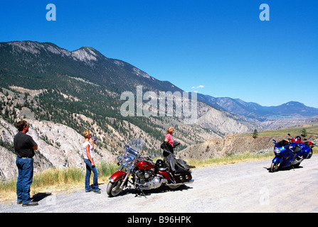 Motociclisti prendendo una pausa con i motocicli lungo la strada di campagna Foto Stock