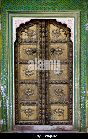 Un bronzo, oro porta in un verde porta o portone, nel cortile del palazzo di città in città rosa Foto Stock