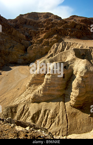Ripide scogliere all'ingresso delle grotte dove pastori beduini scoperto vasi contenenti Rotoli del Mar Morto a Qumran Parco Nazionale Foto Stock
