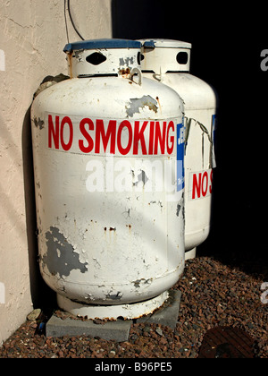 Indossati i serbatoi di propano in prossimità di una parete con NO SMOKING sul lato Foto Stock