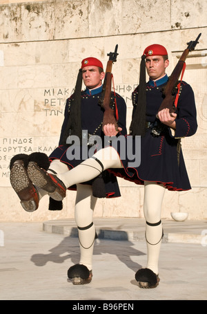 Evzones cambiando la protezione presso la tomba del milite ignoto in Piazza Syndagma nel centro di Atene in Grecia Foto Stock