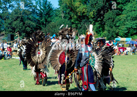 Nativo di danzatori indiani nel tradizionale Regalia a Pow Wow su Tsartlip riserva indiana sull'Isola di Vancouver British Columbia Canada Foto Stock