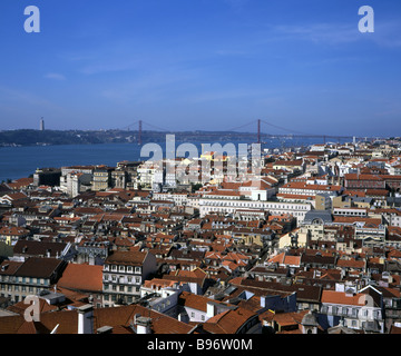 Vista dal Castelo de Sao Jorge (Lisbona) Castello attraverso il Rio Tejo, Fiume Tagus, al Ponte 25 Abril, Lisbona Portogallo Foto Stock