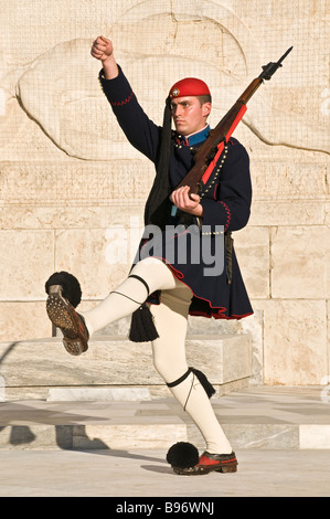 Evzones cambiando la protezione presso la tomba del milite ignoto in Piazza Syndagma nel centro di Atene in Grecia Foto Stock