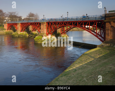 Il fiume Clyde tidal weir a Glasgow Green Foto Stock