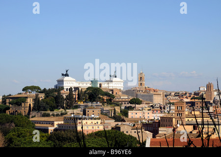 Vista su Roma dal giardino della chiesa di Santa Sabina a Roma Italia Foto Stock
