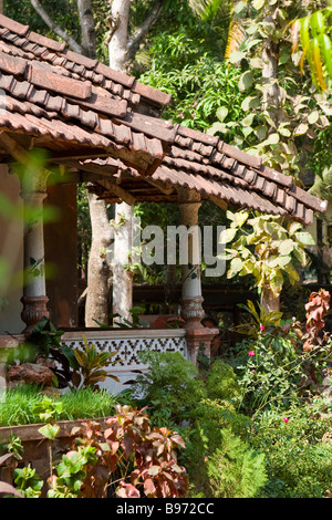 Portuguesse tetto di tegole di gronda dettaglio di tipica casa coloniale in Goa, India. Foto Stock