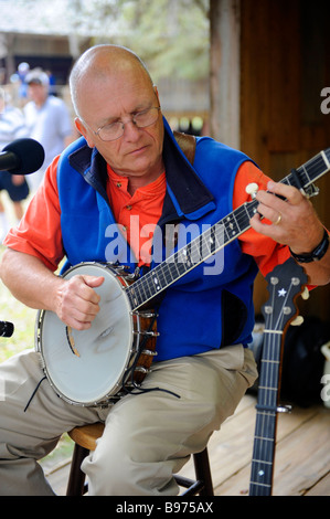 Lettore Banjo suona con un piacevole ambiente familiare banda di Paese in Paese per cracker Florida museo vivente di storia situato sulla Florida Foto Stock