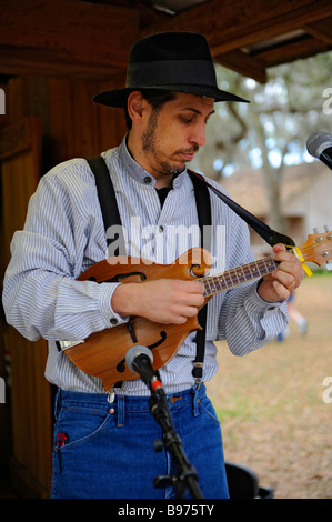 Il chitarrista suona con un piacevole ambiente familiare banda di Paese in Paese per cracker Florida museo vivente di storia situato sulla Florida Foto Stock