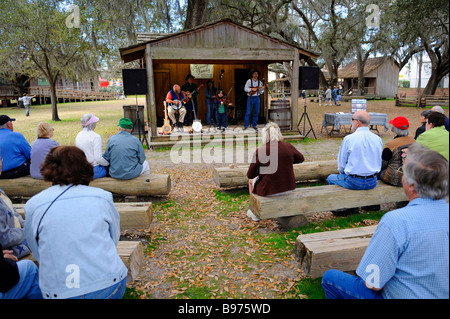 Pubblico gode di piacevole paese Famiglia Band suona al Cracker Florida paese museo vivente di storia Situato sulla florida St Foto Stock