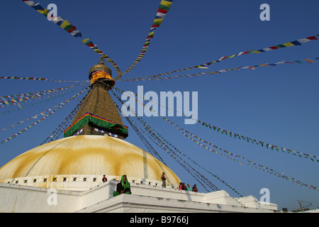 Le persone godono di Boudhanath Stupa di Kathmandu, Nepal. Foto Stock