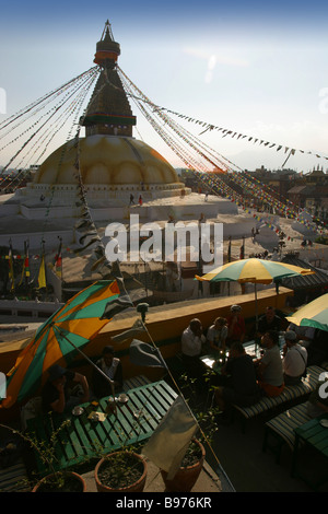 Stupa Boudhanath e cafe a Kathmandu, Nepal. Foto Stock