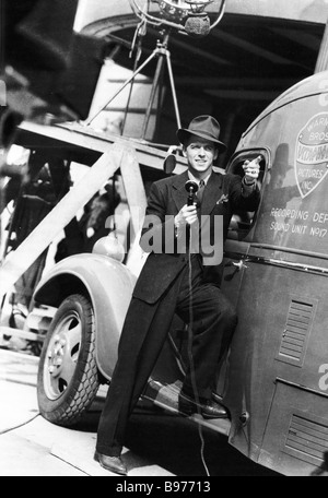 RONALD REAGAN noi attore e più tardi il Presidente americano a lavorare come commentatore radio per una delle forze americane radio network nel 1942 Foto Stock