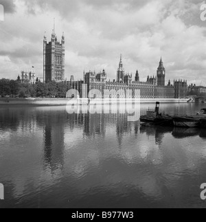 1950s, la Casa del Parlamento britannico, sede del governo britannico, visto dal lato nord attraverso il Tamigi, Londra, Inghilterra, Regno Unito. Foto Stock
